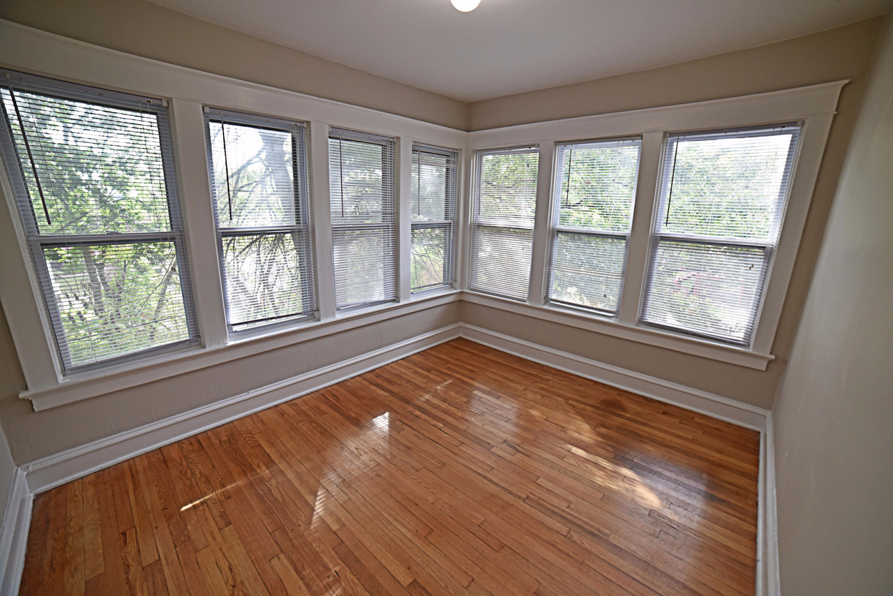 3621-3623 Central | Beautiful Wood Finishings - Photo 4 of 15