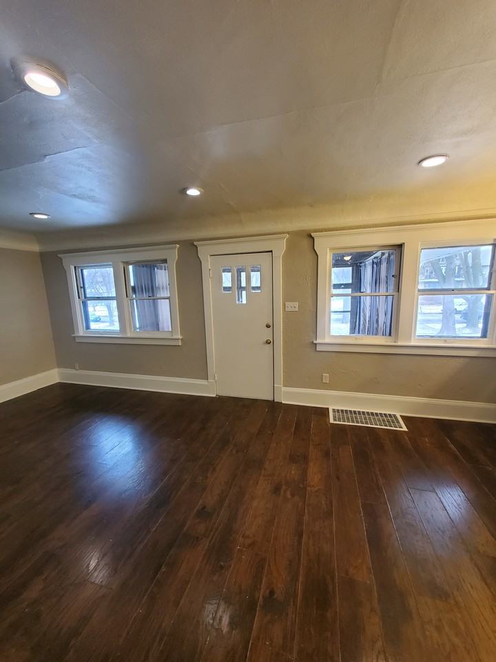 2219 N Hi Mount Blvd - Photo 2 of 37