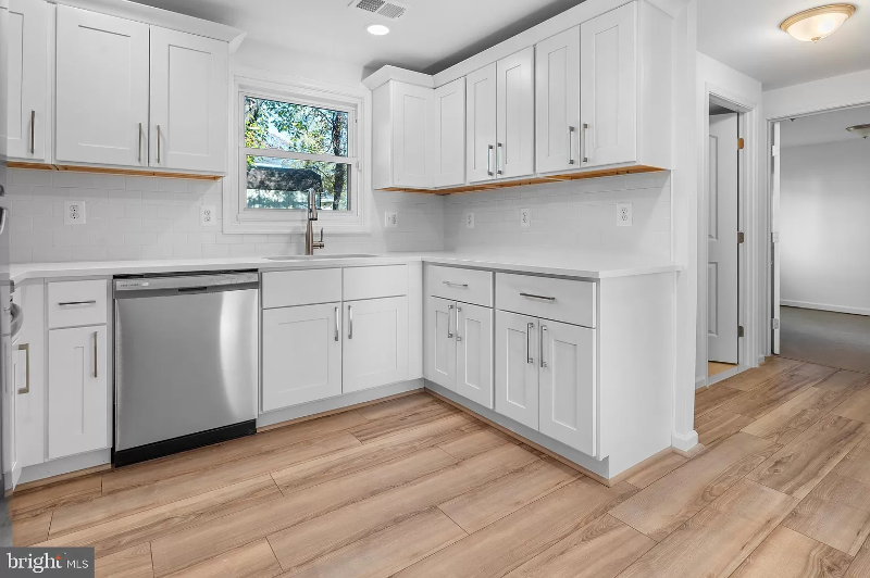 1314 Hallock Dr - Photo 4 of 41