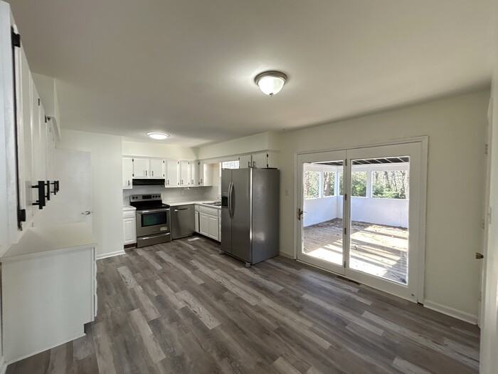 7010 Marlbrook Dr - Photo 3 of 11