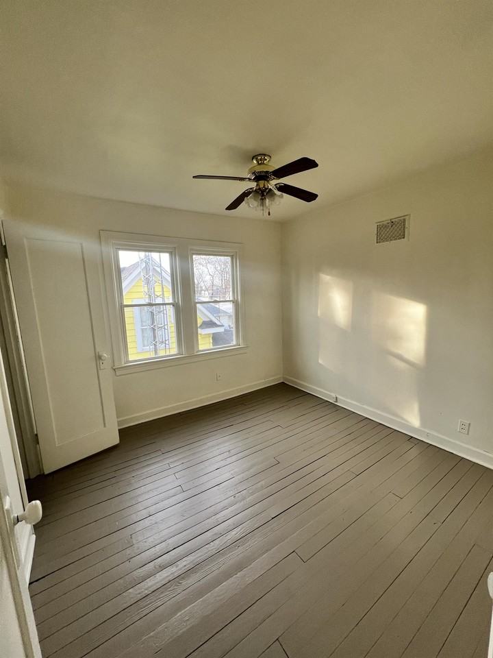 609 West Broadway Street #1 - Photo 5 of 7