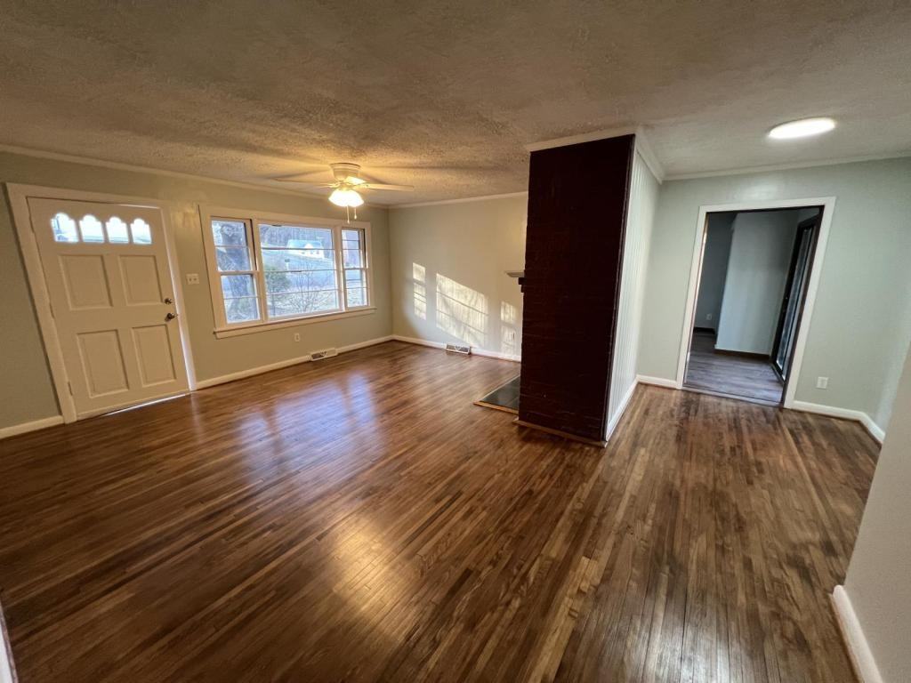 540 Graham St - Photo 2 of 10