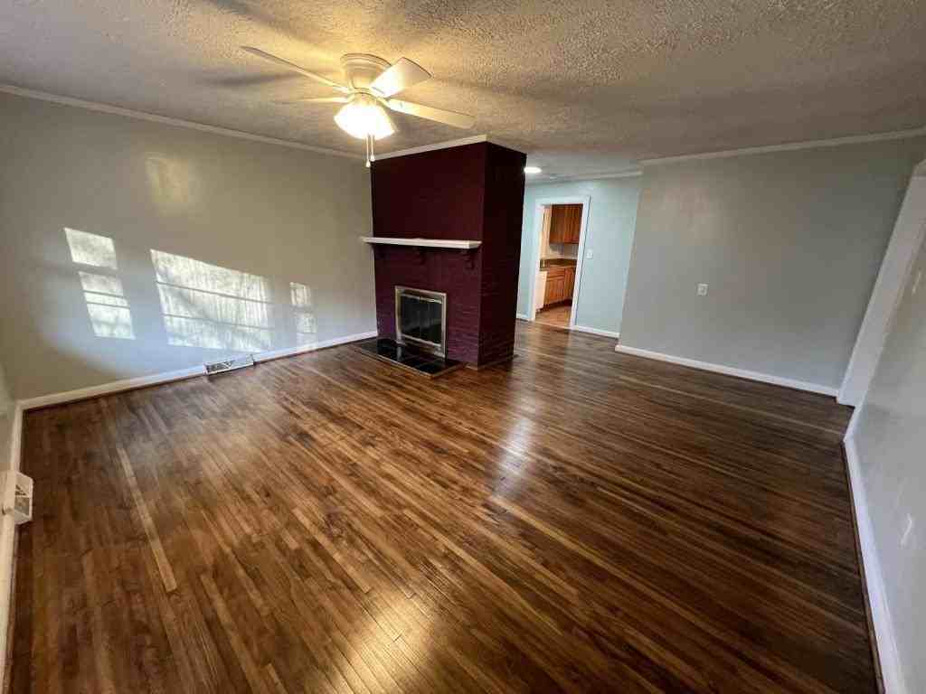 540 Graham St - Photo 3 of 10