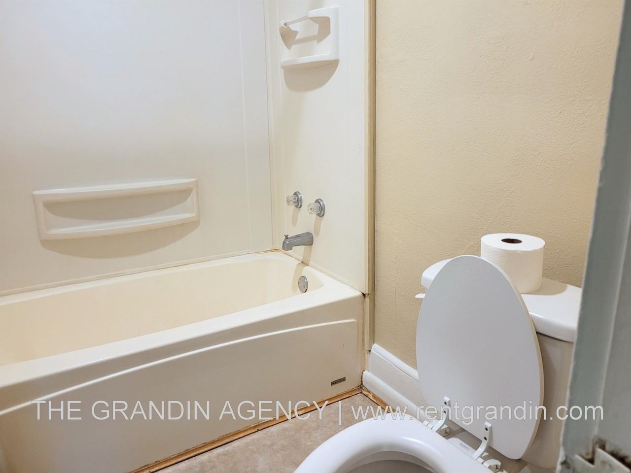 610 Montrose Ave Se - Photo 2 of 14