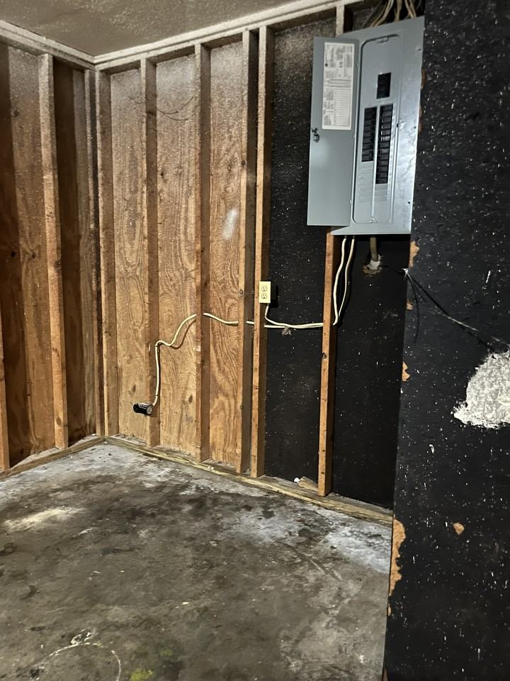 1632 Eleanor St - Photo 3 of 18