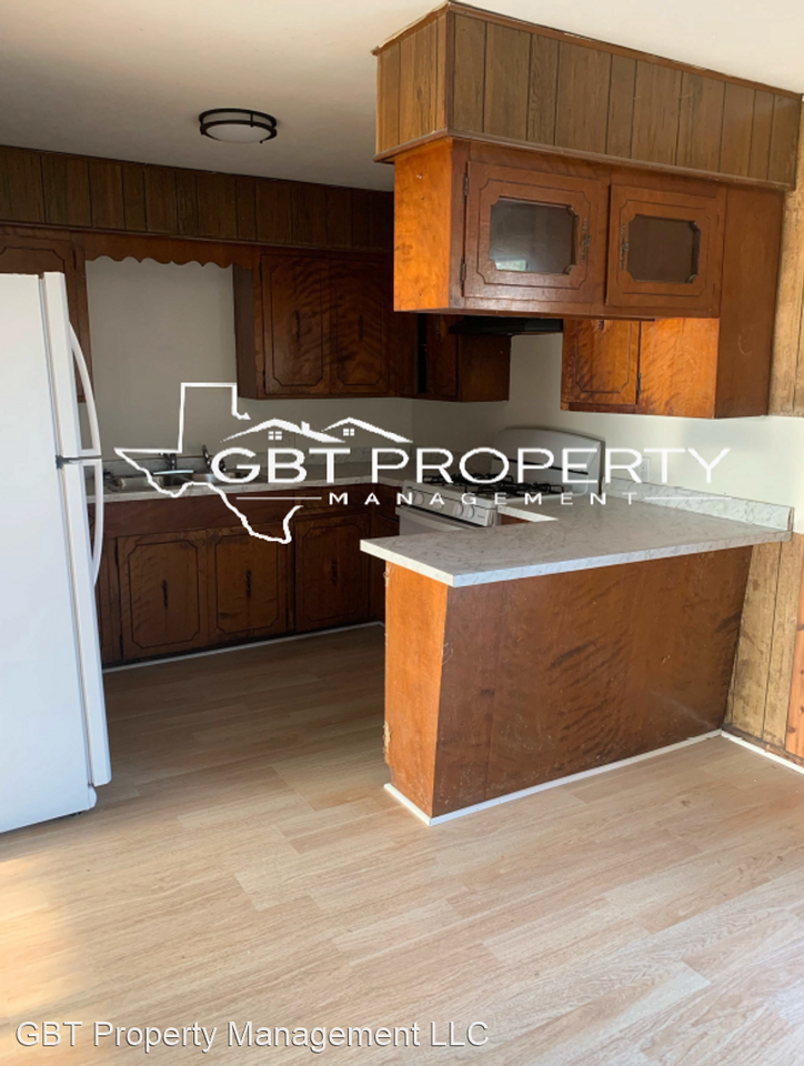 110 W Hill Ave - Photo 2 of 8