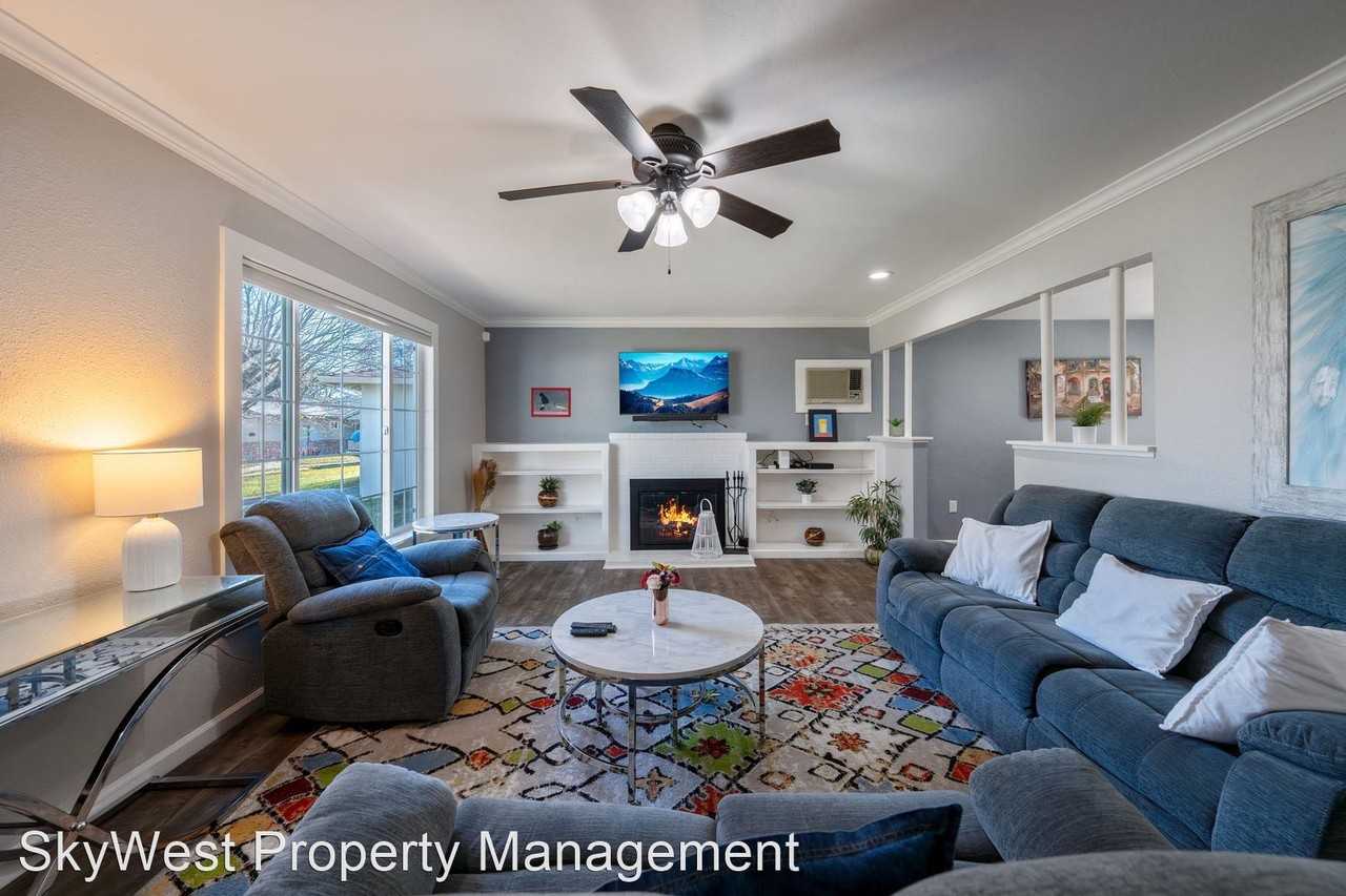 7366 22nd St - Photo 3 of 22