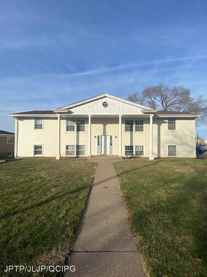 409 11th Ave W - Photo 2 of 8