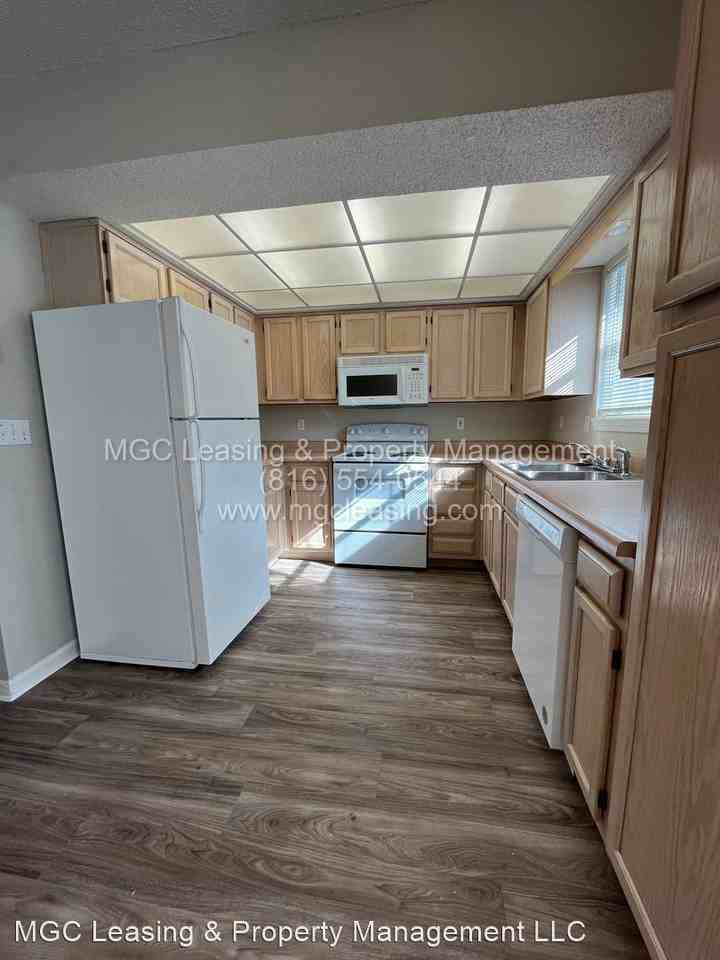 1005 NE Whispering Winds Cir - Photo 3 of 17