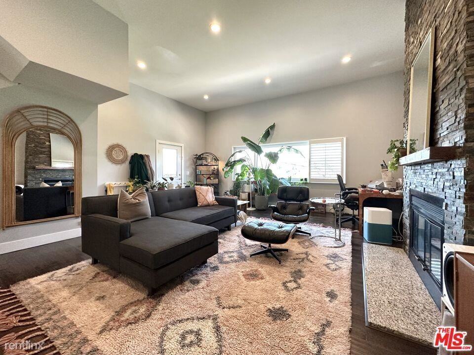 1022 Rockdale Ave - Photo 2 of 42