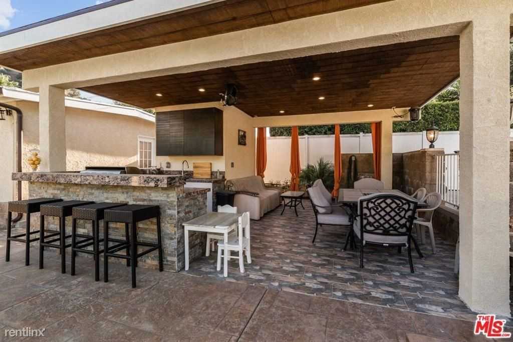 2225 E Glenoaks Blvd - Photo 2 of 36