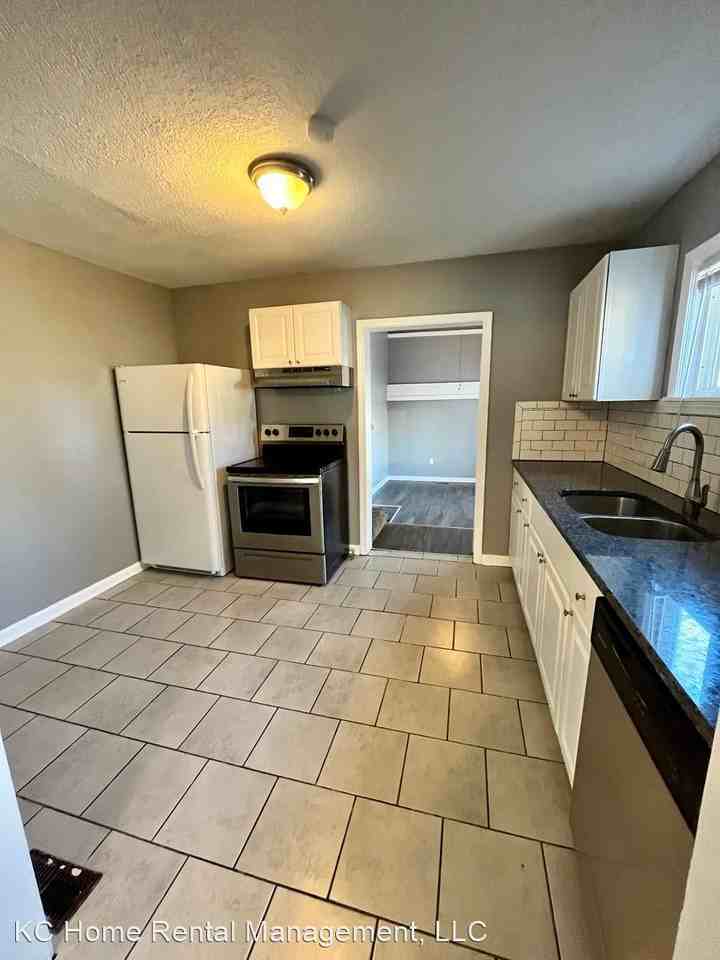 4412 N Brighton Ave - Photo 3 of 26