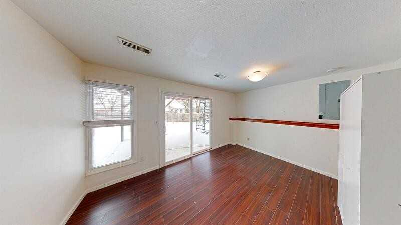 548 Ne Summit Dr - Photo 2 of 11