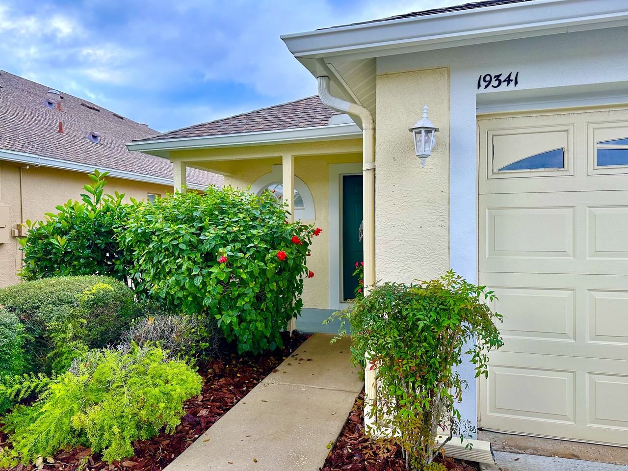 19341 Weymouth Dr - Photo 2 of 26