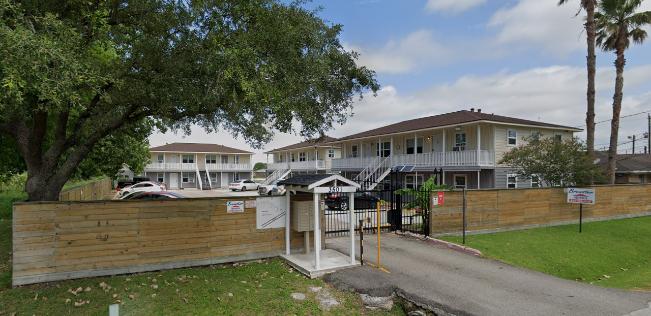 3501 Brewster St - Photo 2 of 11