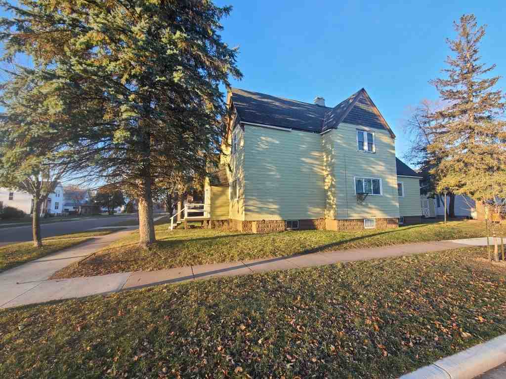 401 7th St W - Photo 3 of 31