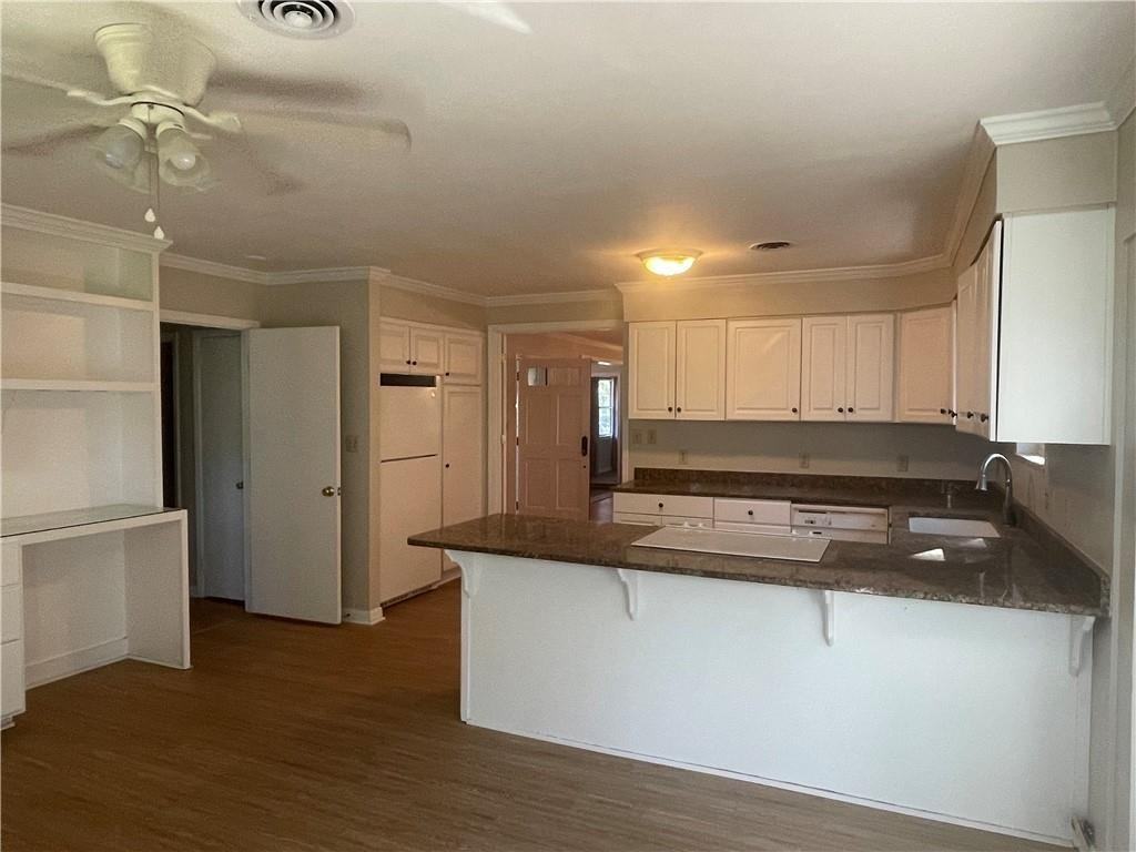 205 Cater St - Photo 4 of 16