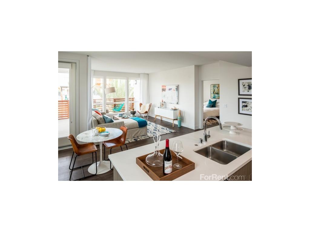 Runway Playa Vista - Photo 2 of 16