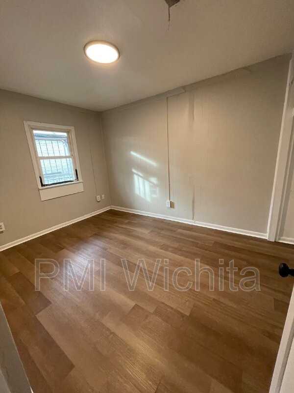548 1/2 S Edwards Ave - Photo 2 of 7