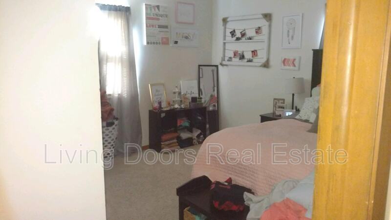 369 S 44th St - Photo 3 of 11