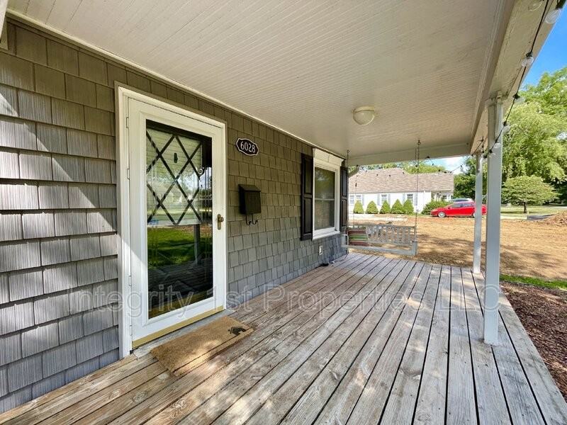 6028 Buena Vista St - Photo 3 of 31