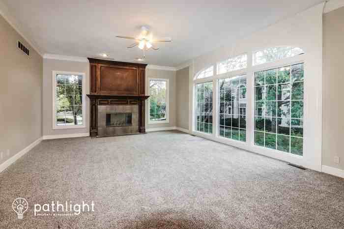 15142 Windsor Cir - Photo 2 of 20