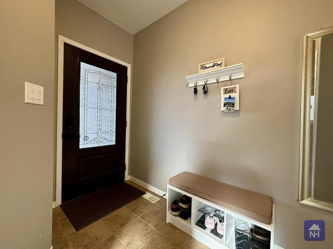 1649 Crimson Cres - Photo 3 of 25