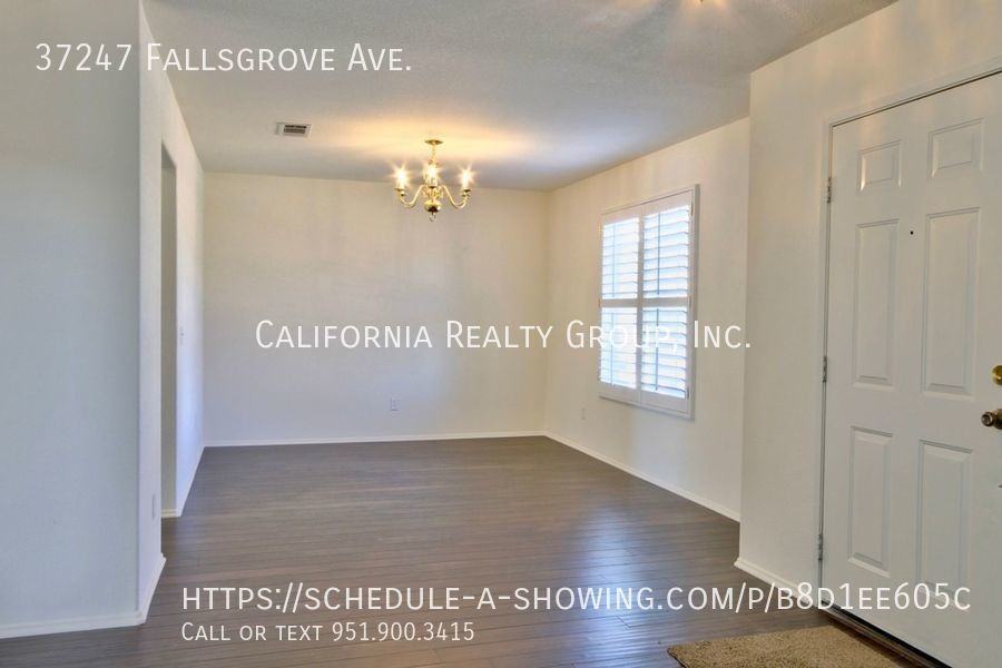 37247 Fallsgrove Ave - Photo 3 of 14