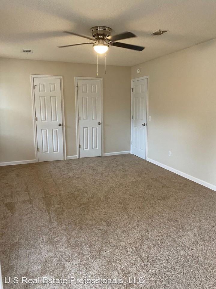 233 Deerwood Dr - Photo 3 of 18