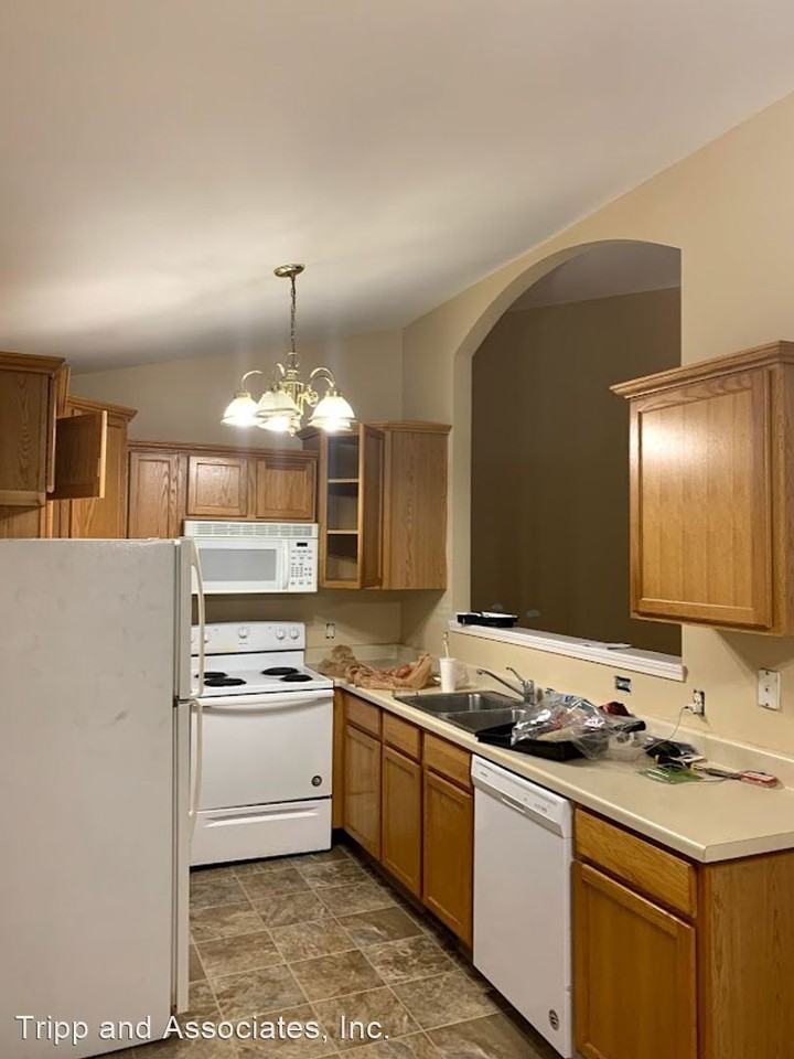 1533 Stonefield Dr - Photo 2 of 10