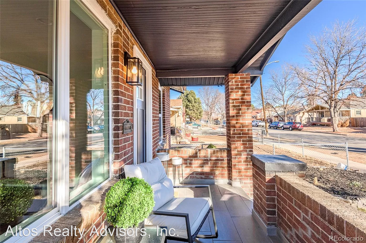 2657 S Lincoln St - Photo 3 of 30