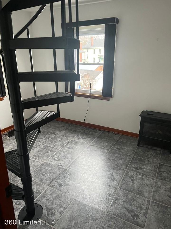 139 Plainfield Ave - Photo 3 of 16