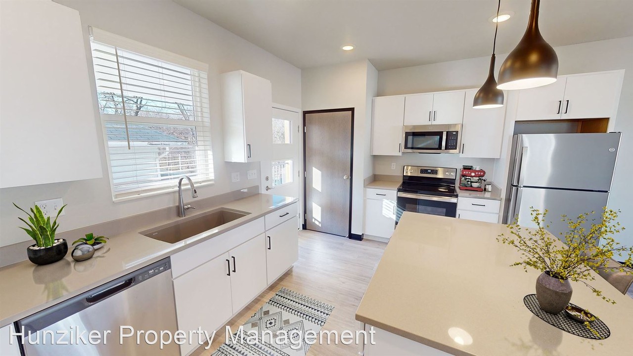 2807 Oakland St. - Photo 2 of 10