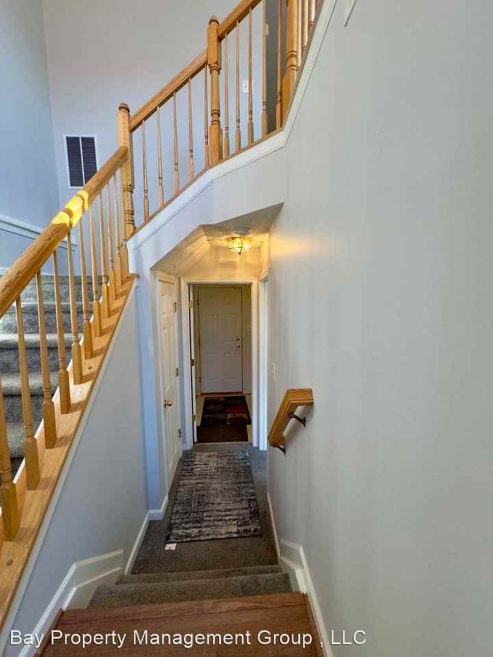 321 Kestrel Dr - Photo 2 of 33