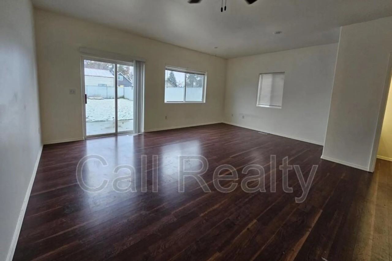 2509 E Desmet Ave - Photo 2 of 12