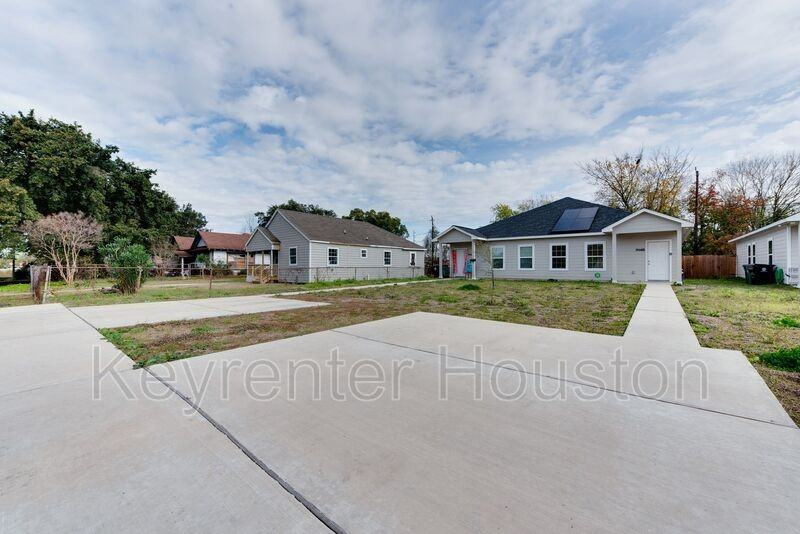 1114 Clinton Park St #B - Photo 2 of 24