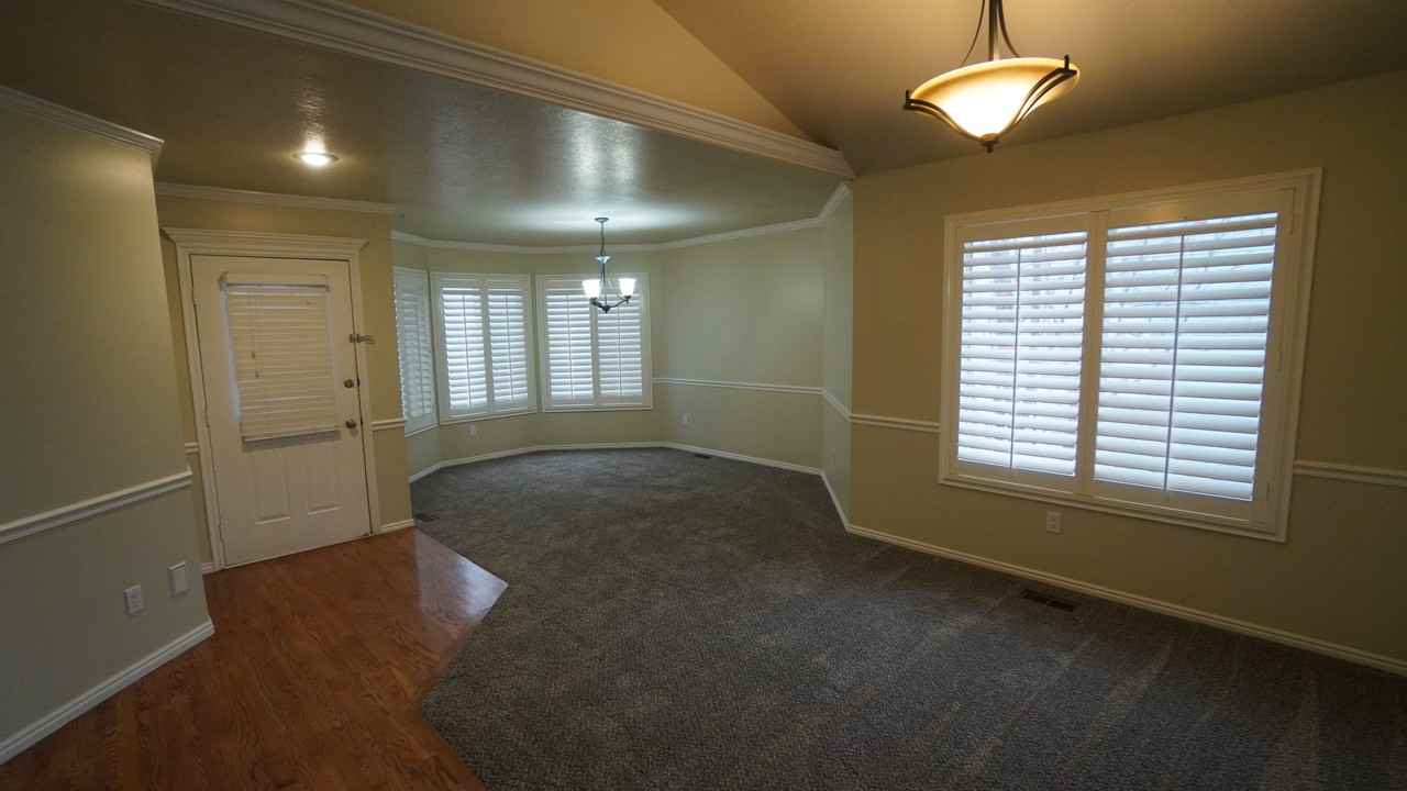 1043 Brook Haven Dr - Photo 4 of 37