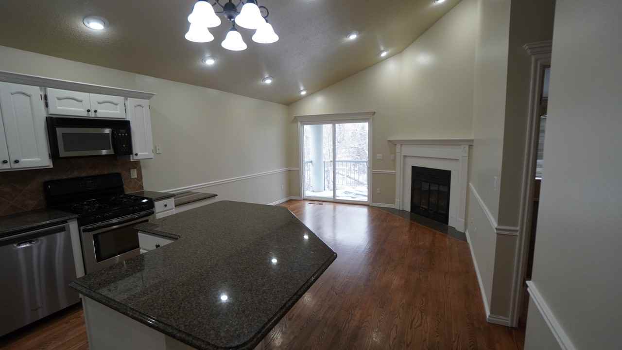 1043 Brook Haven Dr - Photo 5 of 37