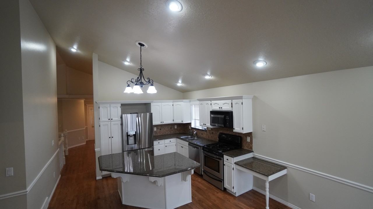 1043 Brook Haven Dr - Photo 7 of 37