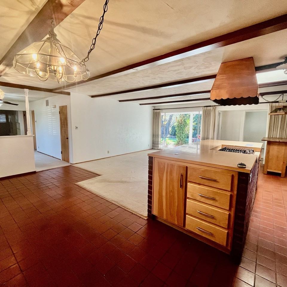 364 E Beverly Pl - Photo 3 of 15