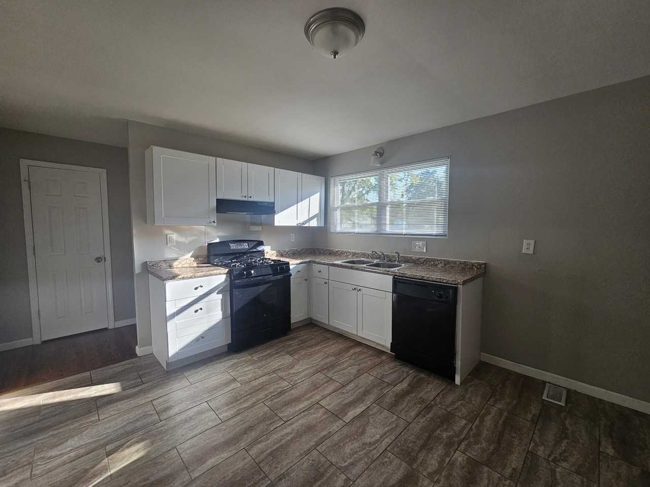 780 Madison Ln - Photo 3 of 10