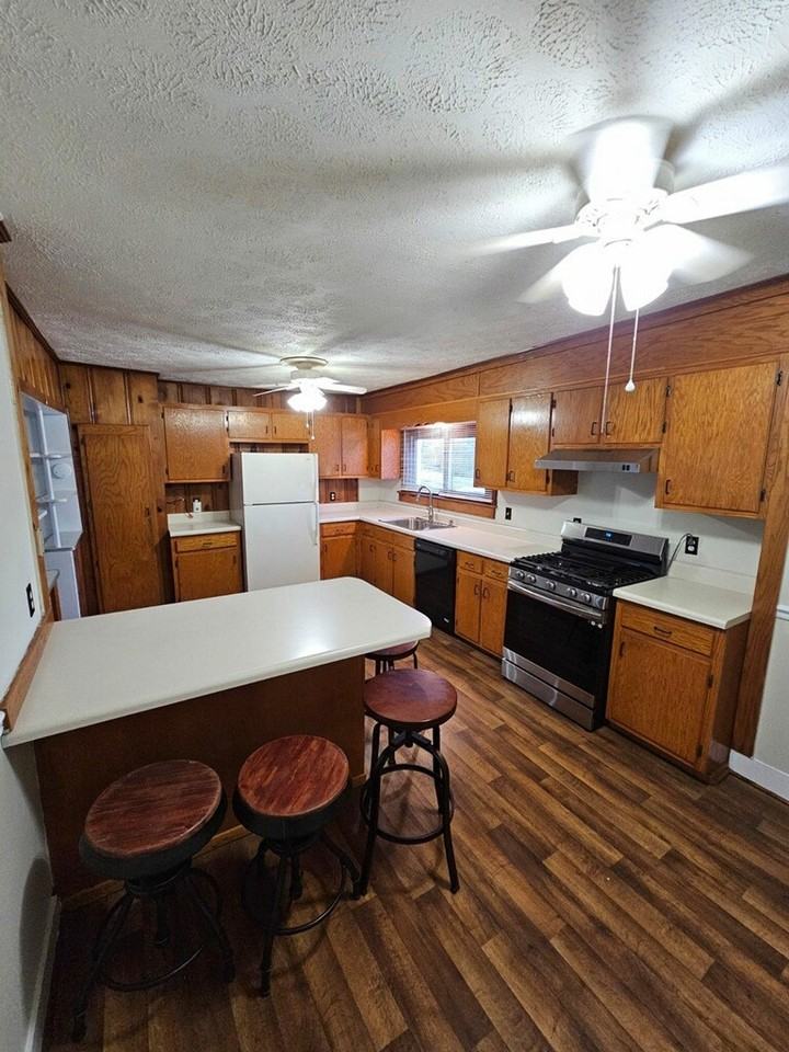 105 Lee St - Photo 3 of 8