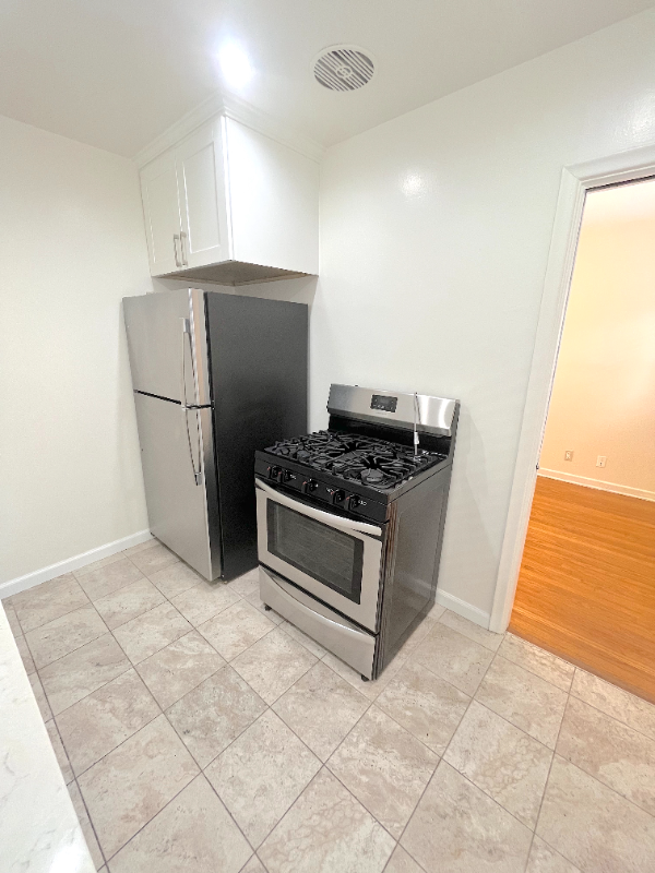 1417 N Harper Ave #3 - Photo 7 of 17