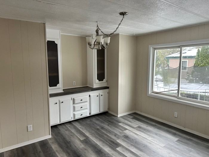 143 Camelot Dr - Photo 3 of 15