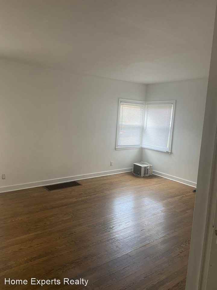 1102 - 1104 Woodlawn Ave - Photo 2 of 11