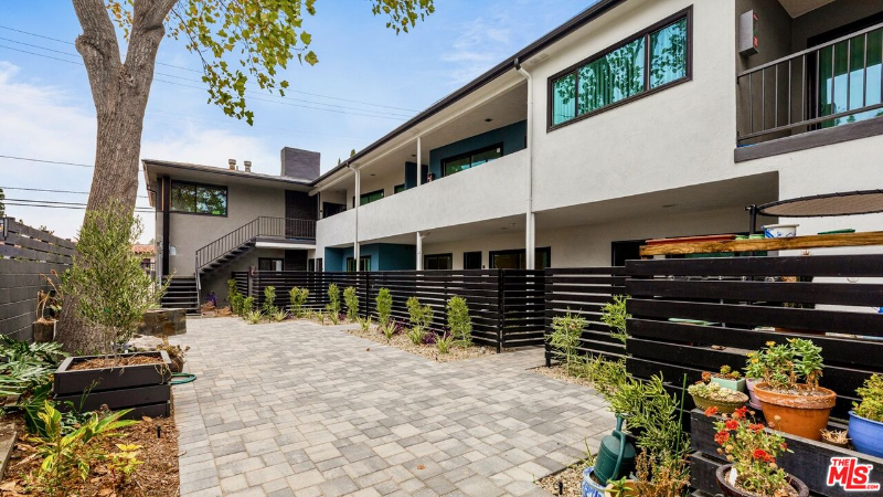 2021 N Beachwood Dr #5 - Photo 2 of 40