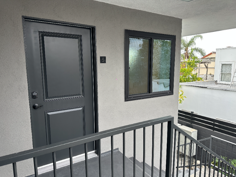 2021 N Beachwood Dr #5 - Photo 3 of 40