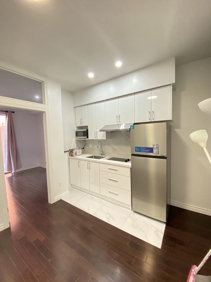 18 Bulwer St, Toronto, ON M5T 2V3 Room for 1,100/month Zumper