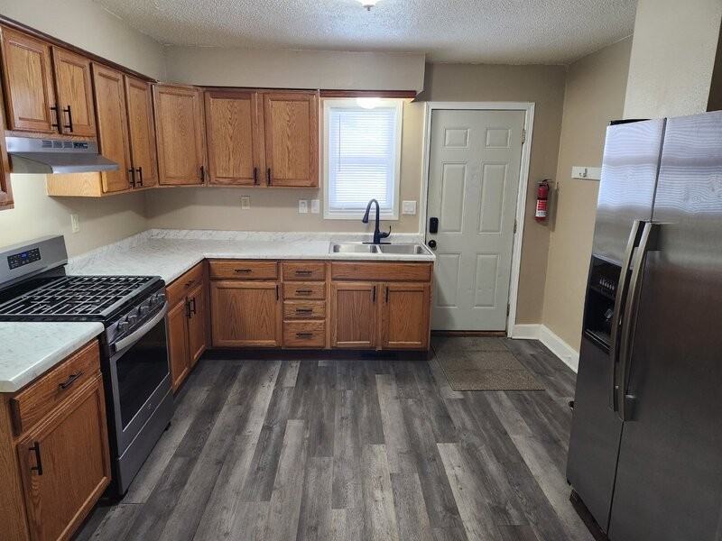 406 7th St - Photo 2 of 20