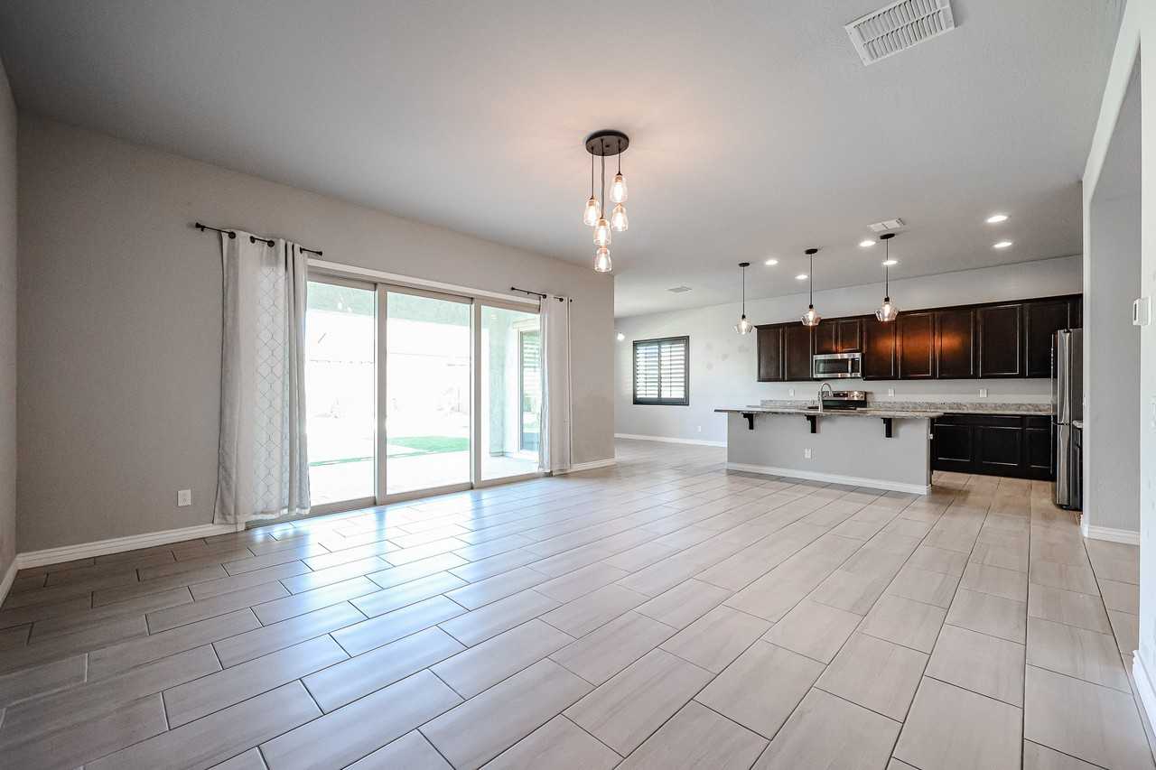 8544 W Midway Ave - Photo 5 of 37